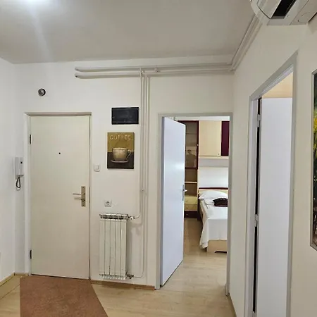 Апартаменты Iva Two-bedroom Tour As With Balcony And Ac, Newly Refreshed For 2026, Near Medical Faculty In