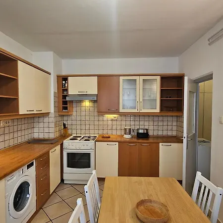Iva Two-bedroom Tour As With Balcony And Ac, Newly Refreshed For 2026, Near Medical Faculty In Lublaň