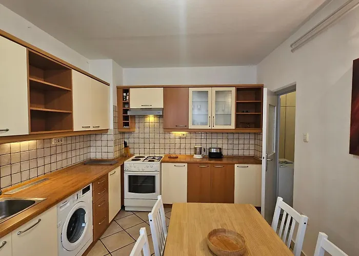 Iva Two-bedroom Tour As With Balcony And Ac, Newly Refreshed For 2026, Near Medical Faculty In Lublaň