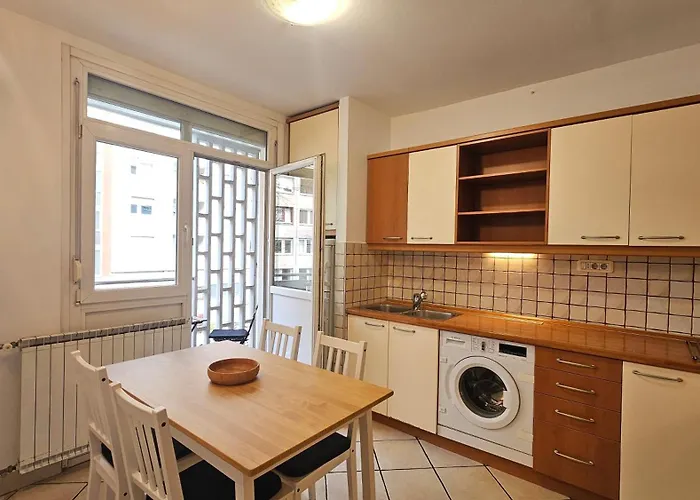 Iva Two-bedroom Tour As With Balcony And Ac, Newly Refreshed For 2026, Near Medical Faculty In * Любляна